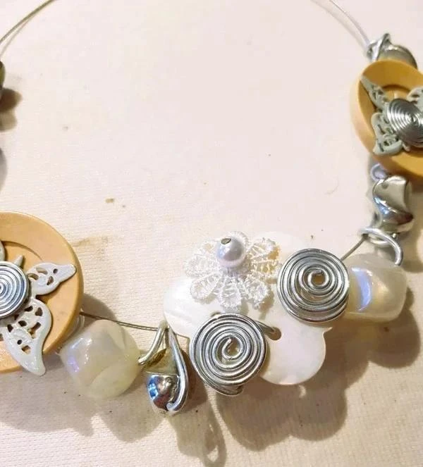 Nieuwe zilverkleurige en beige parelmoer ketting – photo 5